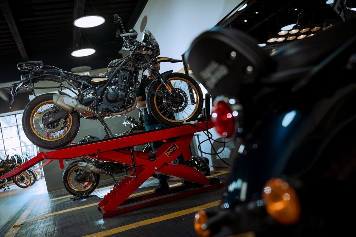 Así es la estrategia de posventa con la que Royal Enfield busca prolongar la vida útil de sus motos V12MAGAZINE Posventa de Royal Enfield es el soporte que acompaña a los propietarios mucho después de la compra, con una estrategia enfocada en mantener sus motocicletas durante años. V12MAGAZINE