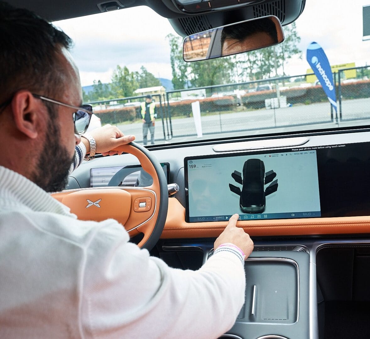 Software e inteligencia artificial: la apuesta de XPENG para transformar el futuro de la movilidad V12MAGAZINE Conducción semi-autónoma en Colombia dio un paso inédito con la demostración realizada por XPENG en el Autódromo de Tocancipá, donde la inteligencia artificial fue la protagonista. V12MAGAZINE