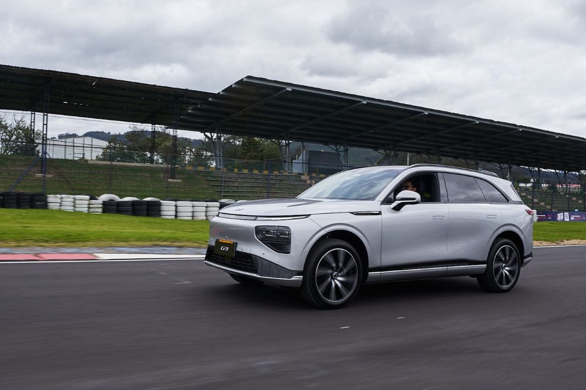 Software e inteligencia artificial: la apuesta de XPENG para transformar el futuro de la movilidad V12MAGAZINE Conducción semi-autónoma en Colombia dio un paso inédito con la demostración realizada por XPENG en el Autódromo de Tocancipá, donde la inteligencia artificial fue la protagonista. V12MAGAZINE