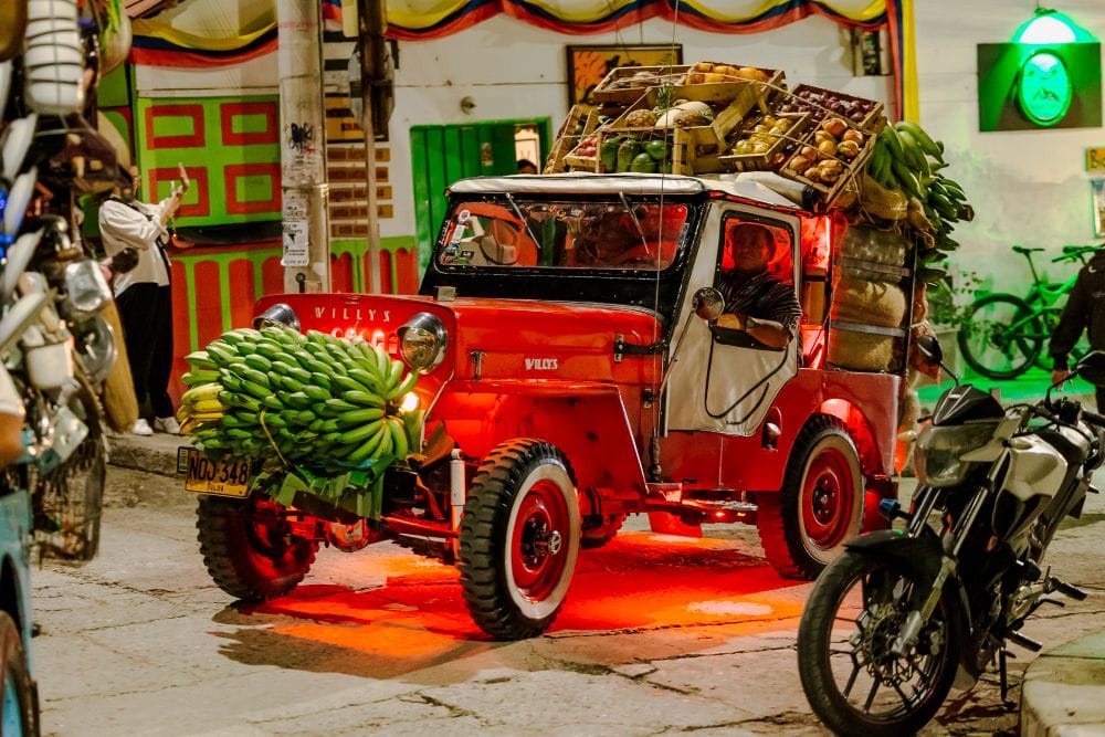 Jeep Nature celebra los 85 años de la marca con una expedición histórica por el Eje Cafetero colombiano V12MAGAZINE Jeep Nature inicia en Colombia una expedición regional que reúne a ocho países para conmemorar los 85 años de la marca en uno de los territorios más representativos de su historia. V12MAGAZINE