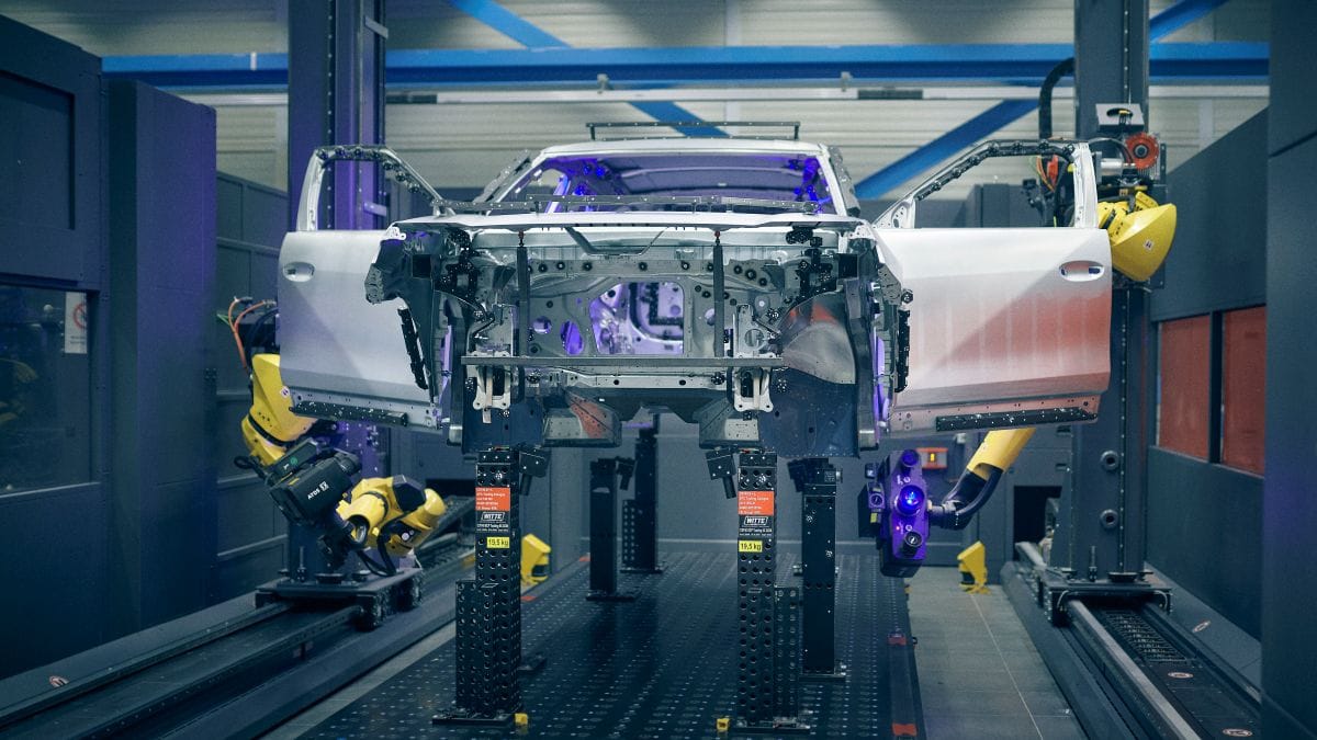 Geely Auto y Ford crean una joint venture para fabricar vehículos en Valencia, España V12MAGAZINE Geely Auto y Ford unirán capacidades industriales en España para fabricar una nueva generación de vehículos destinados al mercado europeo desde 2028. V12MAGAZINE