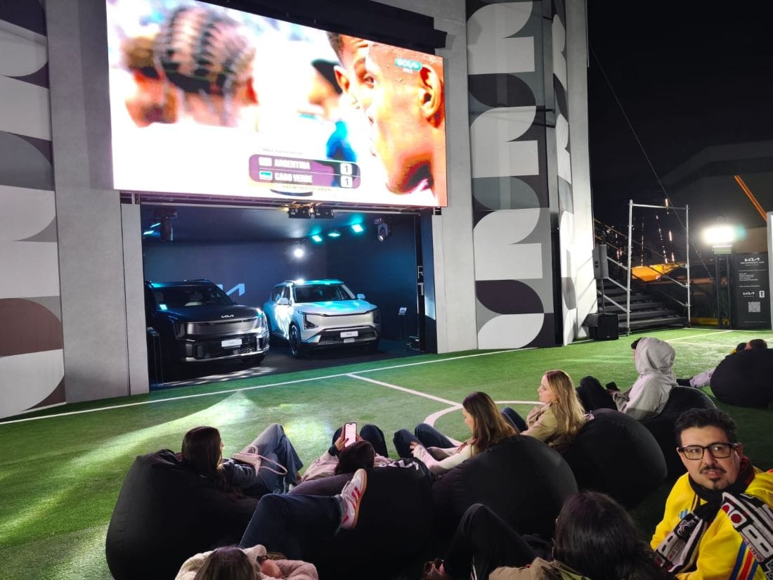Kia Fan Experience: fútbol del mundo, innovación y tres nuevos vehículos en Unicentro Bogotá V12MAGAZINE Kia Fan Experience convierte el Mundial en una experiencia abierta al público con vehículos, innovación y actividades que estarán disponibles hasta el 20 de julio en Bogotá. V12MAGAZINE