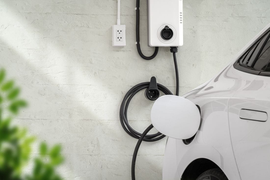 Sobre el boom de vehículos eléctricos en Colombia ¿Cómo responde el sector asegurador? V12MAGAZINE El crecimiento de los vehículos eléctricos en Colombia está impulsando cambios más allá de la industria automotriz. Las aseguradoras comienzan a adaptar sus coberturas y asistencias para responder a las nuevas necesidades de esta movilidad. V12MAGAZINE