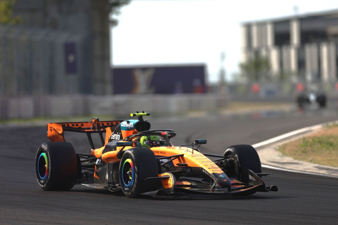 McLaren volvió a lo más alto en el Gran Premio de Hungría gracias a Lando Norris, quien convirtió la pole position en una victoria que refuerza el progreso del equipo. V12MAGAZINE