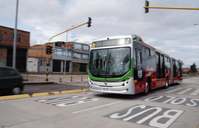 Bogotá estrena 50 buses eléctricos únicos en el mundo: así cambiarán los viajes en TransMilenio V12MAGAZINE buses eléctricos de TransMilenio