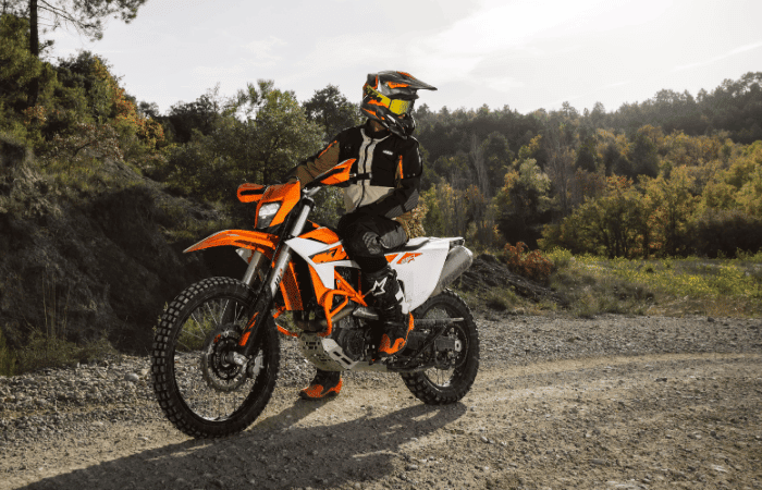 KTM acelera en Colombia: supera los $77.000 millones y rompe récord de crecimiento en 2026 V12MAGAZINE KTM