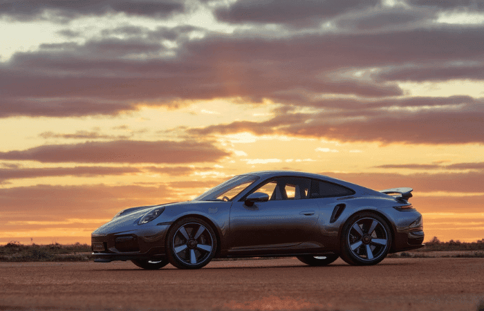 El Porsche 911 Turbo S más espectacular jamás creado celebra 75 años de historia V12MAGAZINE Porsche 911 Turbo S Land Down Under