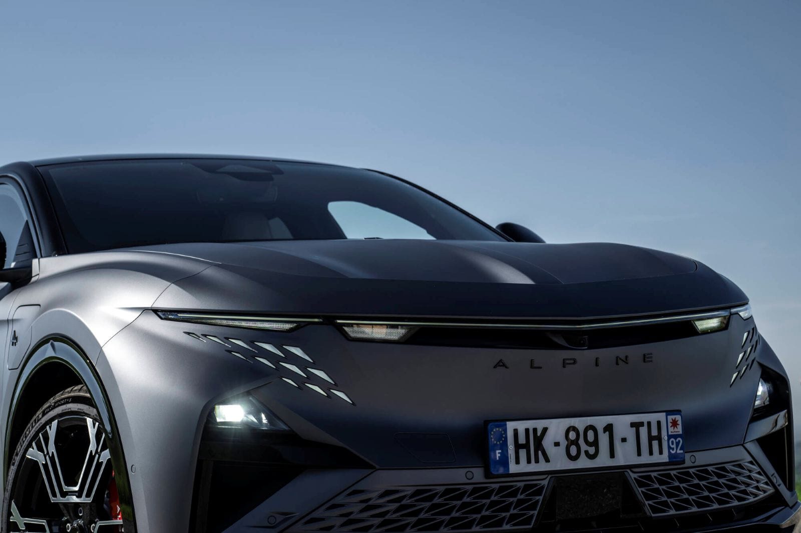 Renault Group acelera su transformación: más de la mitad de sus ventas en Europa ya son electrificadas V12MAGAZINE Renault Group cerró un sólido primer semestre de 2026, pero la verdadera noticia está en su transformación. La electrificación ya representa el 52 % de sus ventas en Europa y la marca acelera el lanzamiento de una nueva generación de modelos. V12MAGAZINE