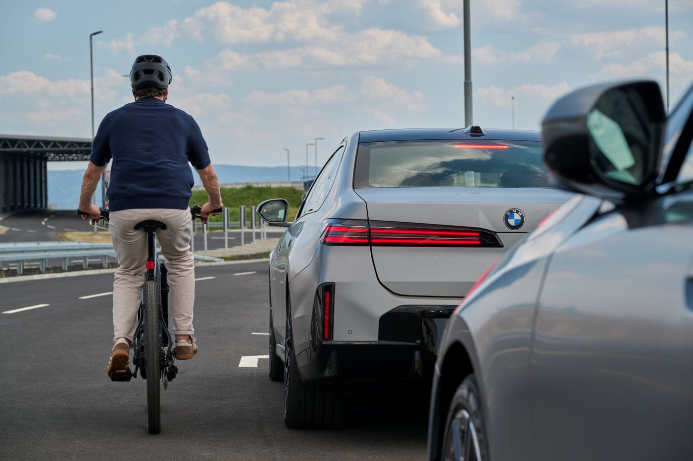 Seguridad activa de BMW entra en una nueva etapa con la Neue Klasse: más tecnología de serie y sistemas que entienden mejor cuándo intervenir y cuándo dejar conducir. V12MAGAZINE