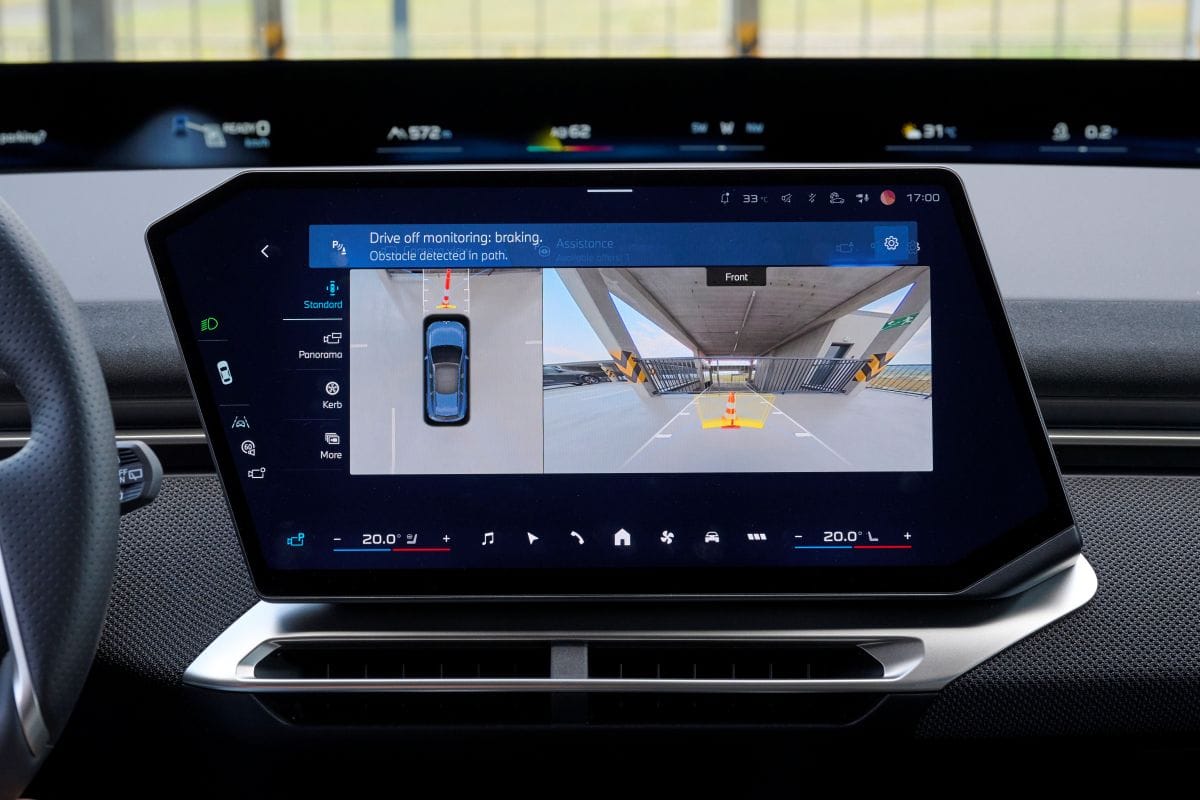 Seguridad activa de BMW entra en una nueva etapa con la Neue Klasse: más tecnología de serie y sistemas que entienden mejor cuándo intervenir y cuándo dejar conducir. V12MAGAZINE