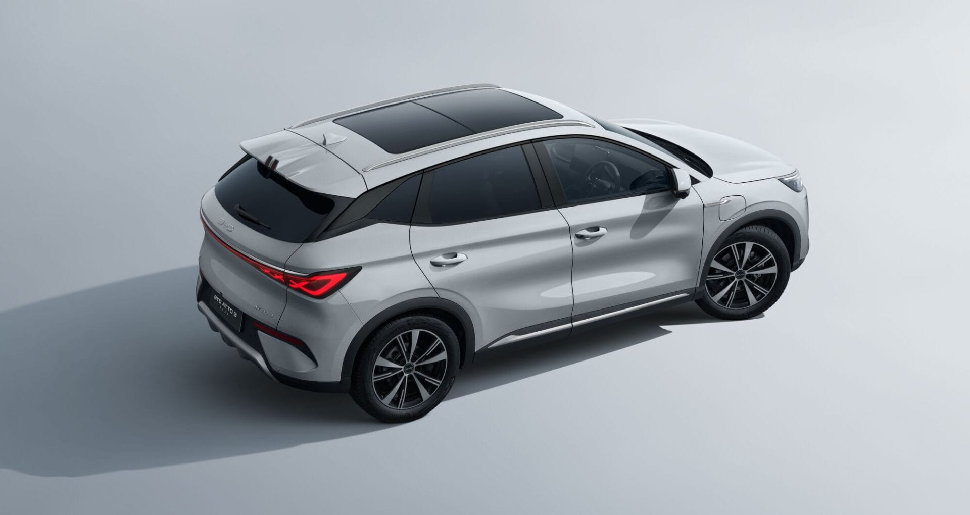El BYD Yuan Plus se actualiza y lo hace de una manera que nadie esperaba: esto es lo que veríamos V12MAGAZINE El BYD Yuan Plus 2027 evoluciona con 230 kW, arquitectura de 800V, batería Blade de 74,88 kWh y hasta 510 km de autonomía. Ahora busca sumar potencia y emoción a su propuesta eléctrica. V12MAGAZINE