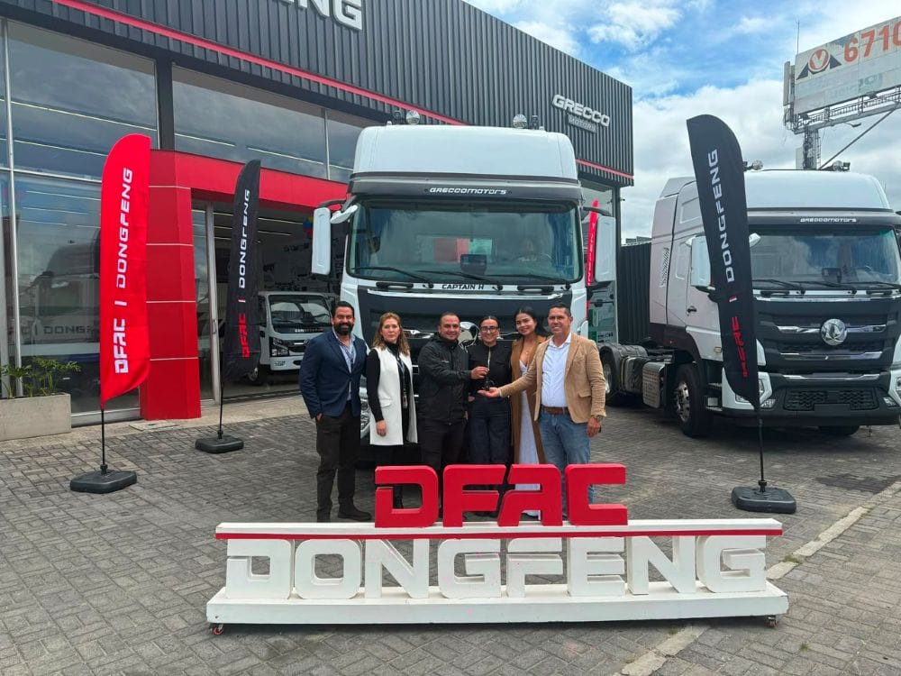 ¿Por qué DFAC | Dongfeng acelera su expansión en Colombia? V12MAGAZINE DFAC | Dongfeng acelera su crecimiento en Colombia con una estrategia que combina expansión regional, nuevas flotas, tecnologías a Gas Natural Vehicular y mayor presencia en los principales corredores logísticos del país. V12MAGAZINE