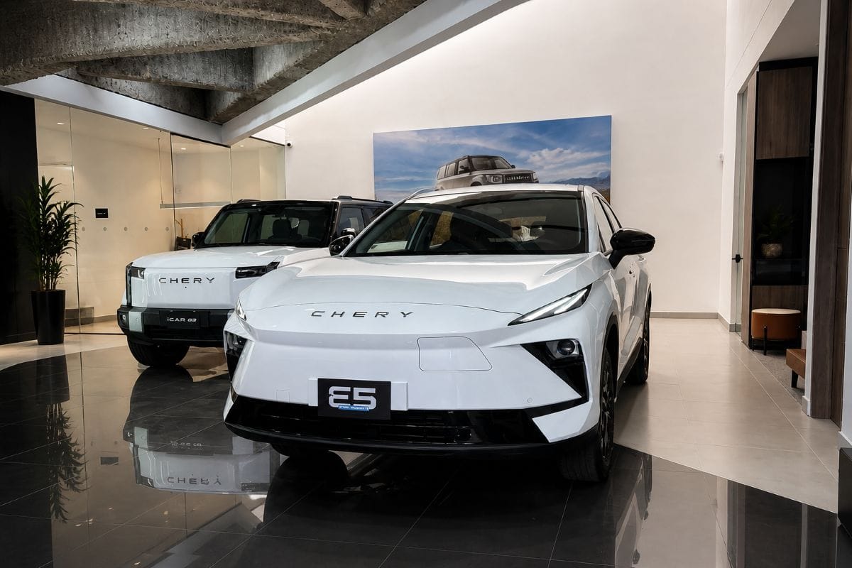 La llegada de Chery a Autonal refleja un cambio en la estrategia de los concesionarios colombianos, que buscan fortalecer su oferta de vehículos electrificados en un mercado donde las marcas chinas ganan cada vez más protagonismo. V12MAGAZINE