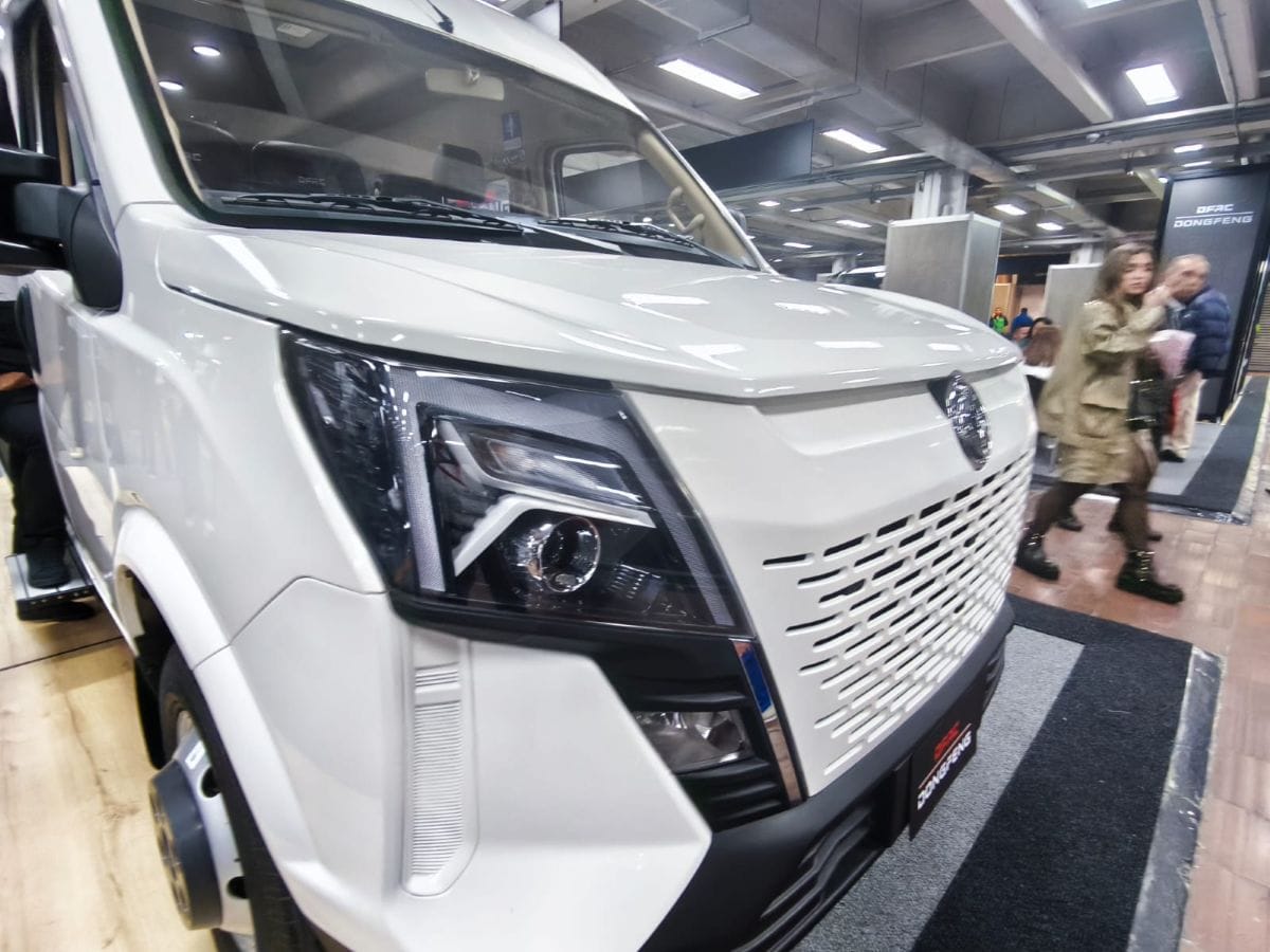 ¿Por qué DFAC | Dongfeng acelera su expansión en Colombia? V12MAGAZINE DFAC | Dongfeng acelera su crecimiento en Colombia con una estrategia que combina expansión regional, nuevas flotas, tecnologías a Gas Natural Vehicular y mayor presencia en los principales corredores logísticos del país. V12MAGAZINE