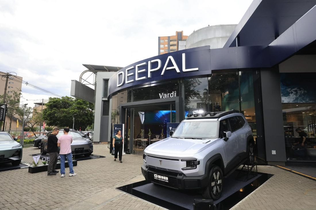 Deepal responde ¿Por qué los carros con autonomía extendida están creciendo más rápido en Colombia? V12MAGAZINE Los vehículos con autonomía extendida (REEV) comienzan a cambiar el mercado colombiano. Deepal y Changan crecieron 128,3 % en julio, una señal de que cada vez más compradores buscan electrificación sin preocuparse por la autonomía. V12MAGAZINE