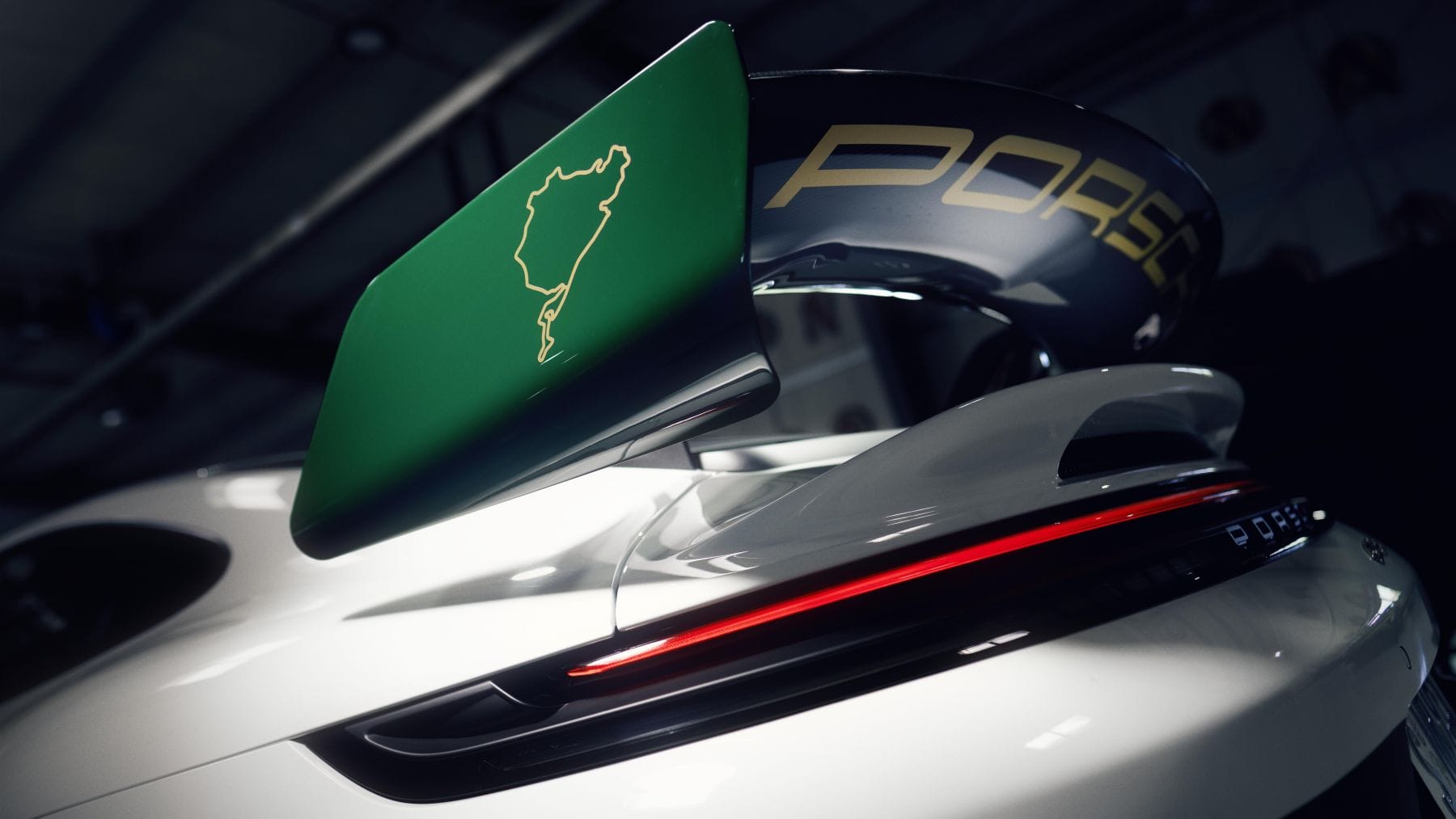 Este es el Porsche 911 GT3 que convierte 100 años de Nürburgring en una pieza de colección V12MAGAZINE Porsche 911 GT3 100 Jahre Nürburgring es el homenaje de Porsche al circuito que durante décadas ha puesto a prueba sus deportivos más extremos. V12MAGAZINE