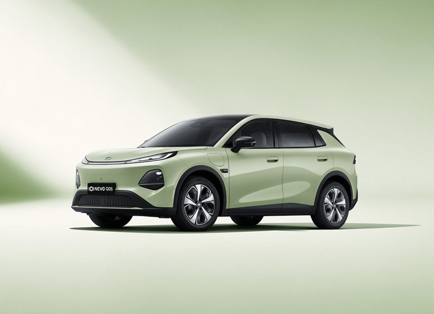 NEVO Q05 llega a Colombia con 455 km de autonomía NEDC, pero su verdadero desafío está en otro lugar: demostrar que un eléctrico puede ser una decisión práctica y no solamente tecnológica. V12MAGAZINE