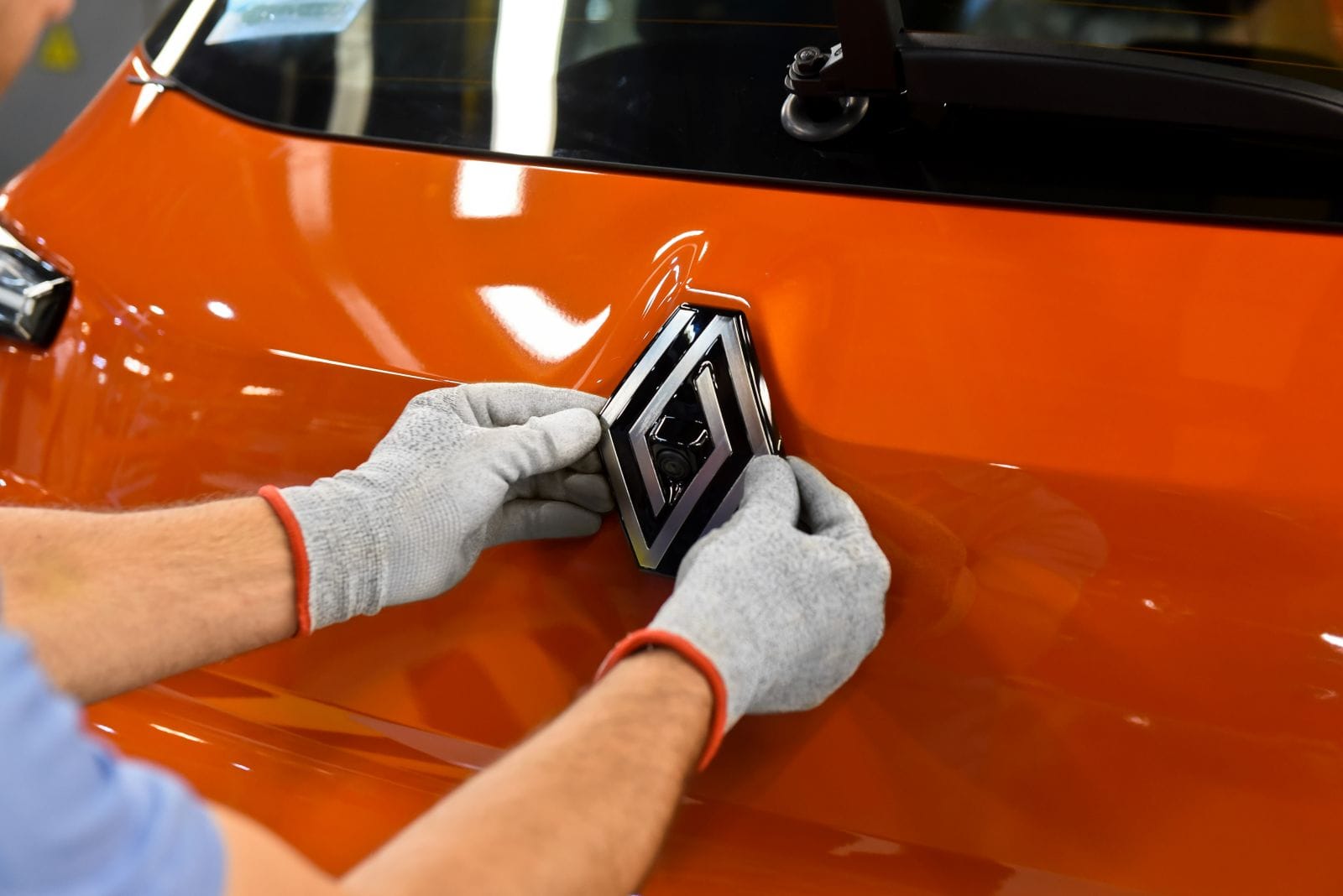 Renault Group acelera su transformación: más de la mitad de sus ventas en Europa ya son electrificadas V12MAGAZINE Renault Group cerró un sólido primer semestre de 2026, pero la verdadera noticia está en su transformación. La electrificación ya representa el 52 % de sus ventas en Europa y la marca acelera el lanzamiento de una nueva generación de modelos. V12MAGAZINE