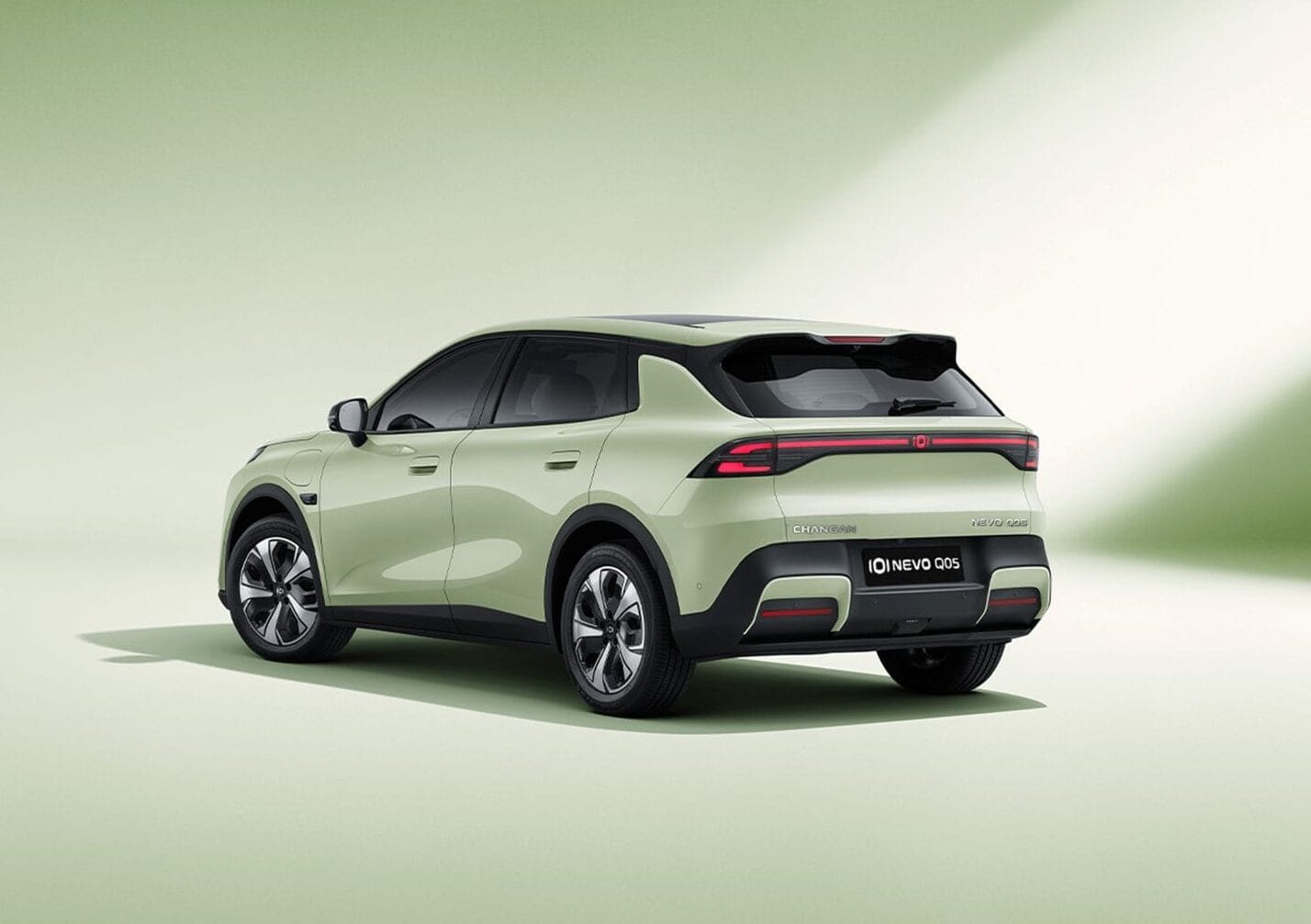 NEVO Q05 llega a Colombia con 455 km de autonomía NEDC, pero su verdadero desafío está en otro lugar: demostrar que un eléctrico puede ser una decisión práctica y no solamente tecnológica. V12MAGAZINE