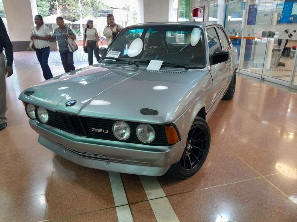 Auto antiguo más bello de Colombia: Medellín prepara una elección que promete generar polémicas V12MAGAZINE Auto antiguo más bello de Colombia será el título que estará en juego en Medellín, donde 40 vehículos clásicos competirán por convertirse en la joya automotriz favorita del país. V12MAGAZINE