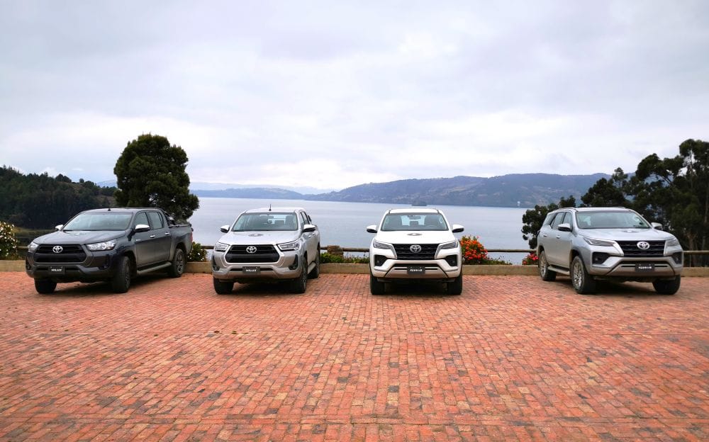 ¿Por qué Toyota quiere llevarte a vivir nuevas experiencias fuera del asfalto? V12MAGAZINE Expedición Toyota. Durante años, la relación entre una marca y sus clientes terminaba cuando el vehículo salía del concesionario. Hoy la historia es diferente. Los fabricantes buscan construir comunidades, generar experiencias y demostrar que un automóvil puede ofrecer mucho más que un medio de transporte. V12MAGAZINE