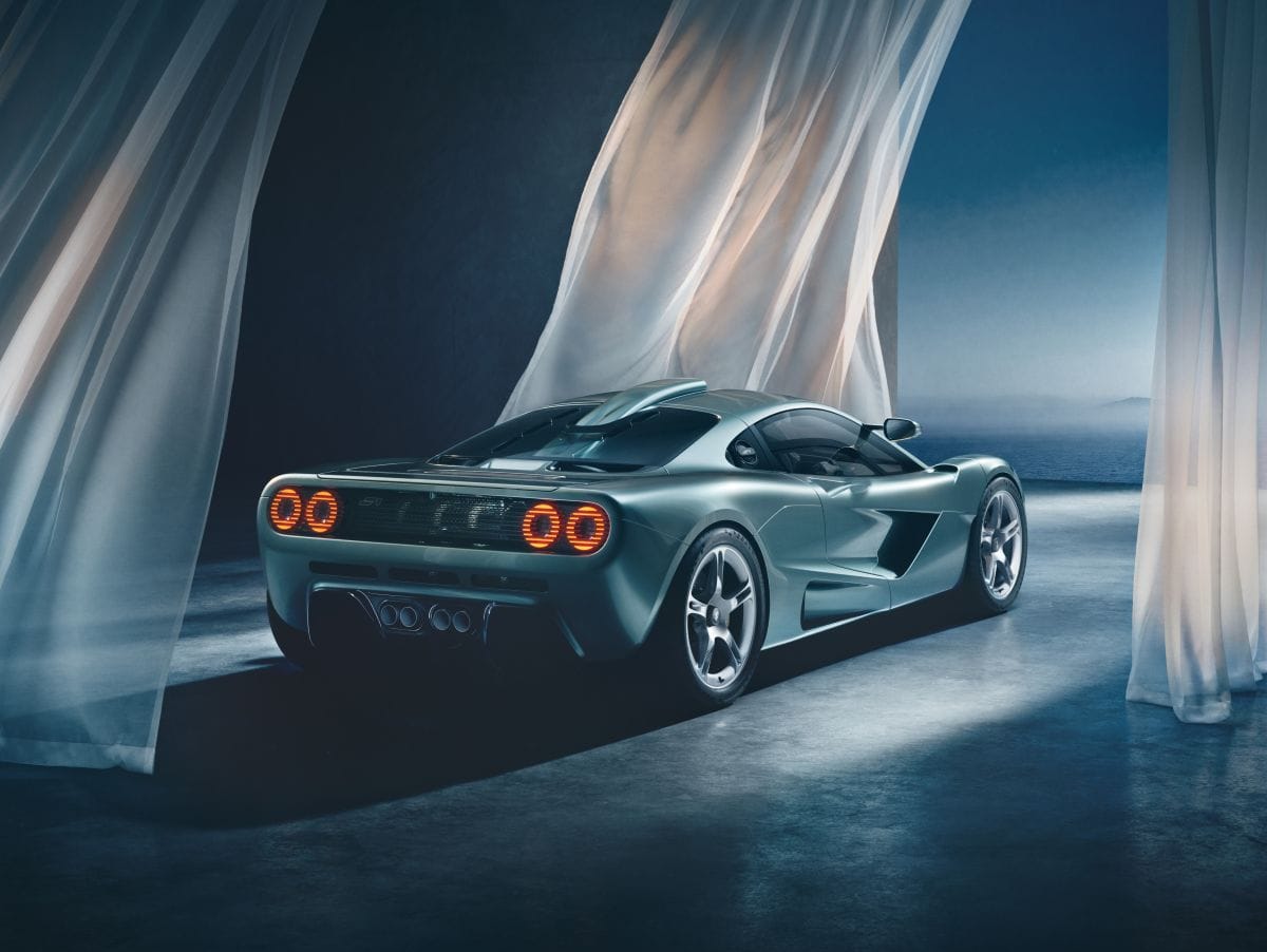 Gordon Murray S1: el V12 manual que convierte la exclusividad en una nueva forma de viajar V12MAGAZINE Gordon Murray S1 es el nuevo supercar de 690 PS que combina un V12 Cosworth atmosférico, caja manual y una producción limitada a solo 64 unidades. V12MAGAZINE