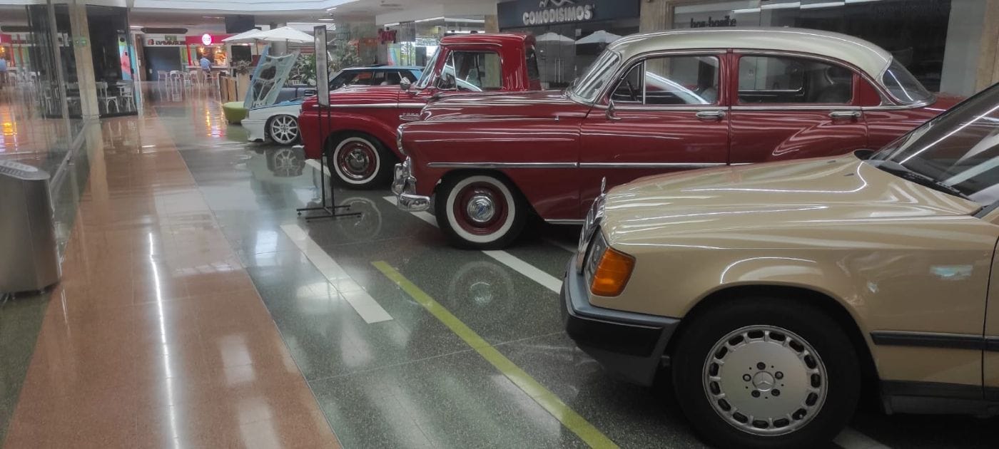 Auto antiguo más bello de Colombia: Medellín prepara una elección que promete generar polémicas V12MAGAZINE Auto antiguo más bello de Colombia será el título que estará en juego en Medellín, donde 40 vehículos clásicos competirán por convertirse en la joya automotriz favorita del país. V12MAGAZINE