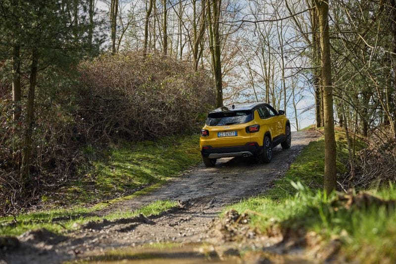 ¿Puede Jeep electrificarse sin perder su espíritu de aventura? V12MAGAZINE Jeep cumple 85 años en plena transformación de la industria y encuentra en la tecnología híbrida un puente entre su legado de aventura y las nuevas necesidades de los conductores. V12MAGAZINE