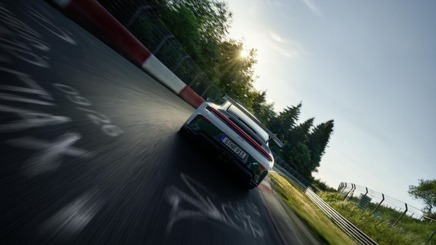 Este es el Porsche 911 GT3 que convierte 100 años de Nürburgring en una pieza de colección V12MAGAZINE Porsche 911 GT3 100 Jahre Nürburgring es el homenaje de Porsche al circuito que durante décadas ha puesto a prueba sus deportivos más extremos. V12MAGAZINE