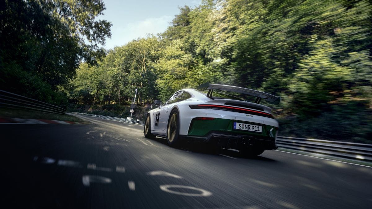 Este es el Porsche 911 GT3 que convierte 100 años de Nürburgring en una pieza de colección V12MAGAZINE Porsche 911 GT3 100 Jahre Nürburgring es el homenaje de Porsche al circuito que durante décadas ha puesto a prueba sus deportivos más extremos. V12MAGAZINE