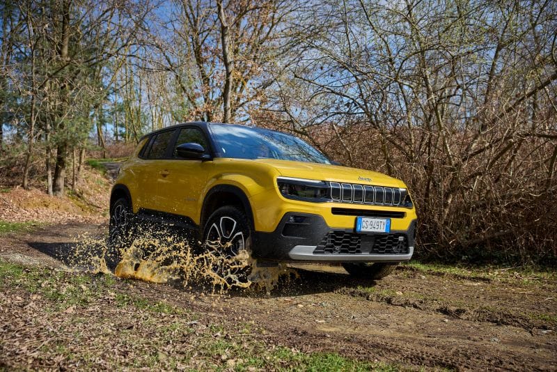 ¿Puede Jeep electrificarse sin perder su espíritu de aventura? V12MAGAZINE Jeep cumple 85 años en plena transformación de la industria y encuentra en la tecnología híbrida un puente entre su legado de aventura y las nuevas necesidades de los conductores. V12MAGAZINE