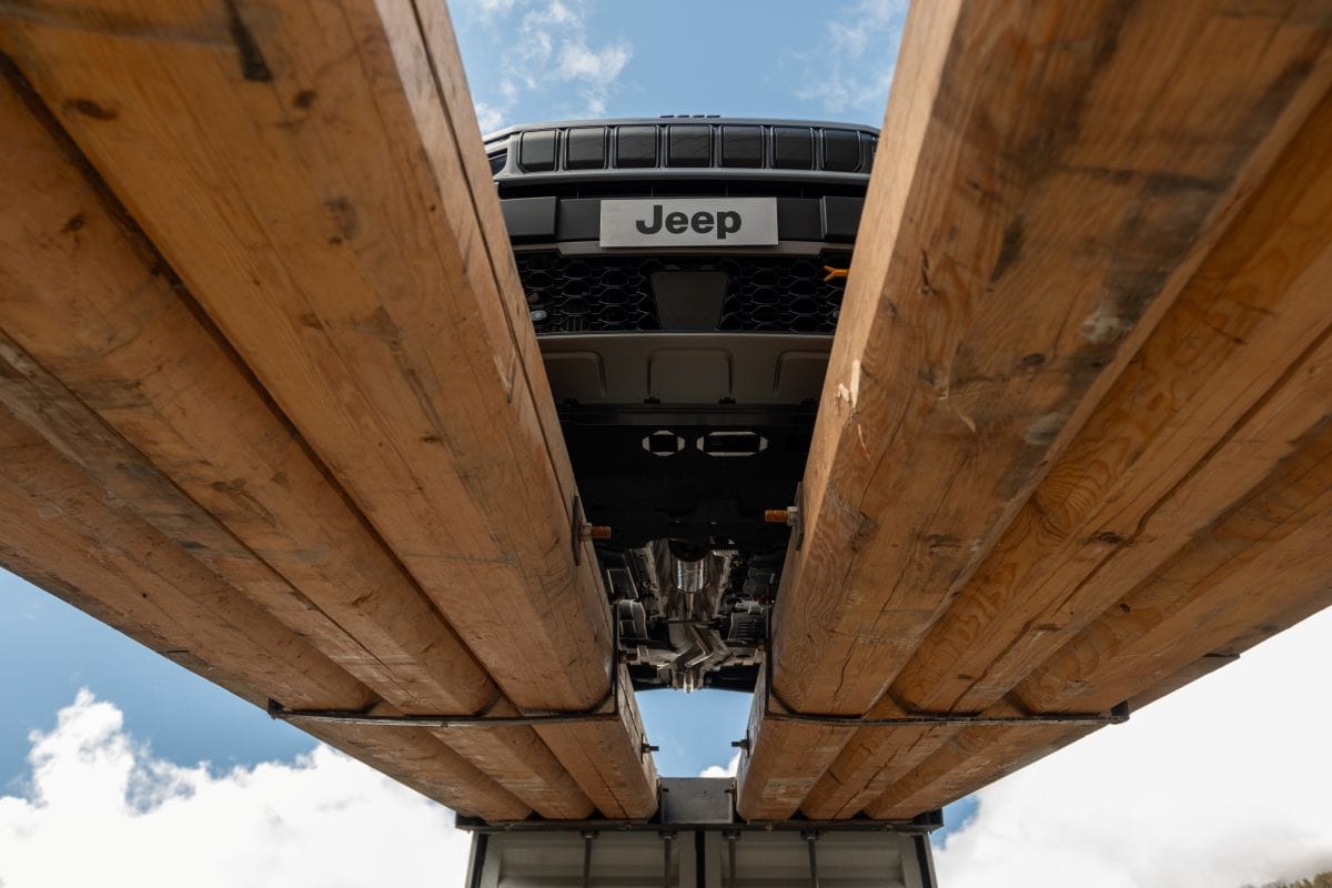 ¿Puede Jeep electrificarse sin perder su espíritu de aventura? V12MAGAZINE Jeep cumple 85 años en plena transformación de la industria y encuentra en la tecnología híbrida un puente entre su legado de aventura y las nuevas necesidades de los conductores. V12MAGAZINE