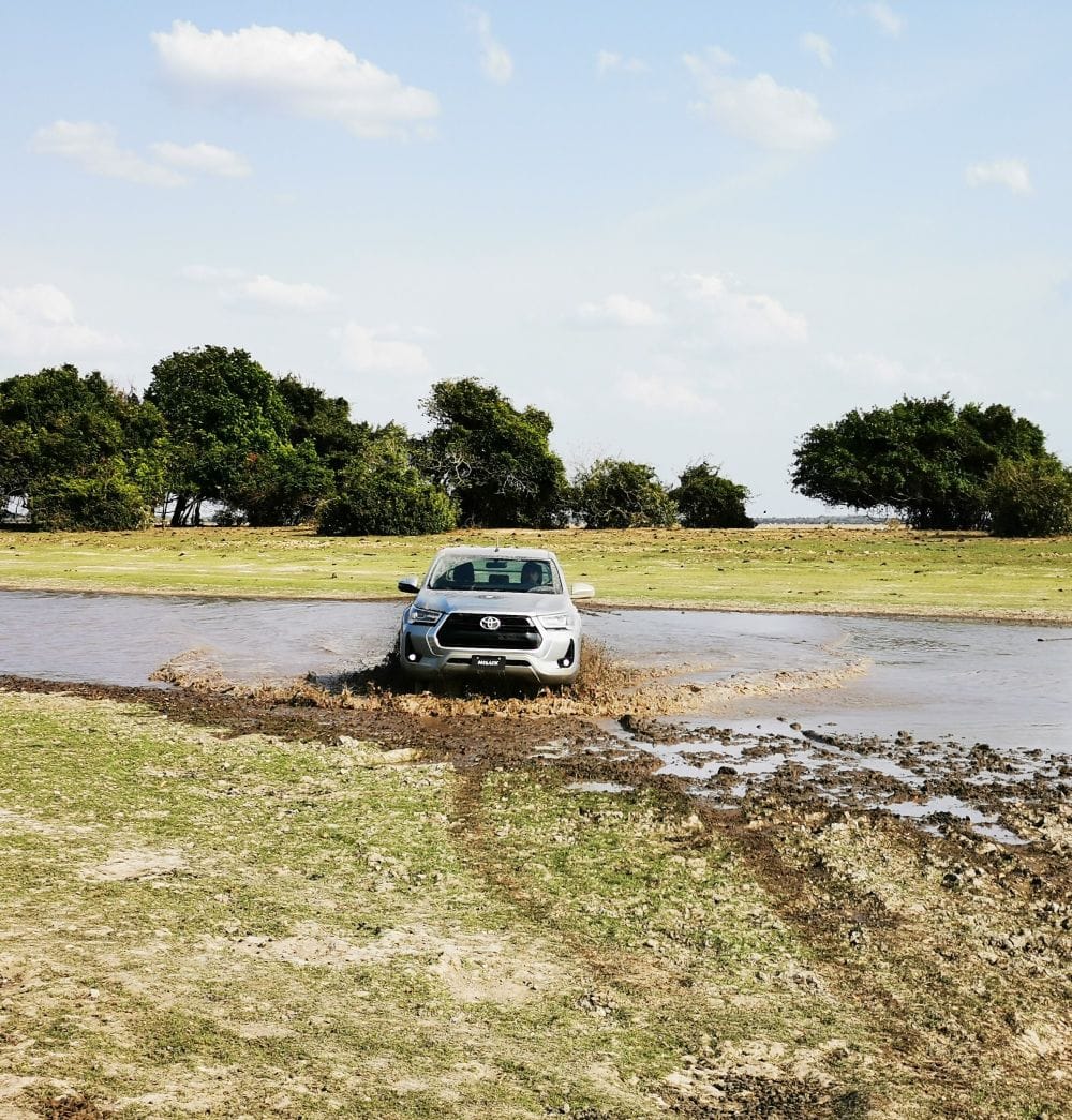 ¿Por qué Toyota quiere llevarte a vivir nuevas experiencias fuera del asfalto? V12MAGAZINE Expedición Toyota. Durante años, la relación entre una marca y sus clientes terminaba cuando el vehículo salía del concesionario. Hoy la historia es diferente. Los fabricantes buscan construir comunidades, generar experiencias y demostrar que un automóvil puede ofrecer mucho más que un medio de transporte. V12MAGAZINE