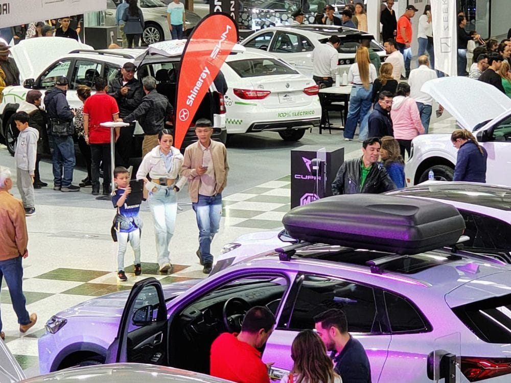 La movilidad eléctrica: Bogotá reúne más de 25 marcas para comparar su autonomía y tecnología V12MAGAZINE Movilidad eléctrica ya no es una novedad para el comprador colombiano. Con más opciones también llegan nuevas preguntas sobre baterías, carga, autonomía y costos. V12MAGAZINE