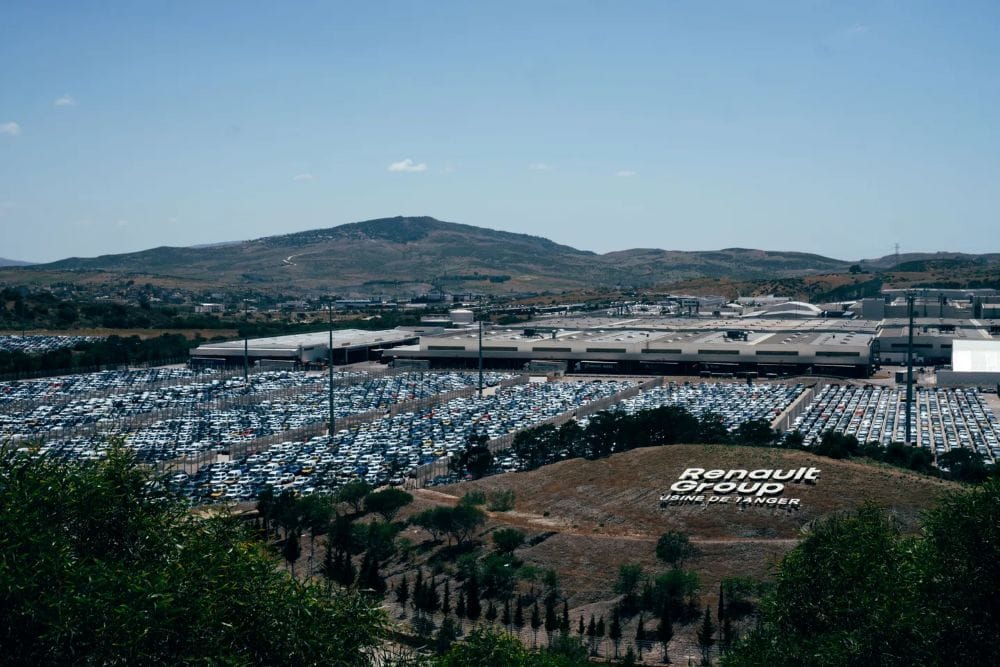 Renault Group acelera su transformación: más de la mitad de sus ventas en Europa ya son electrificadas V12MAGAZINE Renault Group cerró un sólido primer semestre de 2026, pero la verdadera noticia está en su transformación. La electrificación ya representa el 52 % de sus ventas en Europa y la marca acelera el lanzamiento de una nueva generación de modelos. V12MAGAZINE