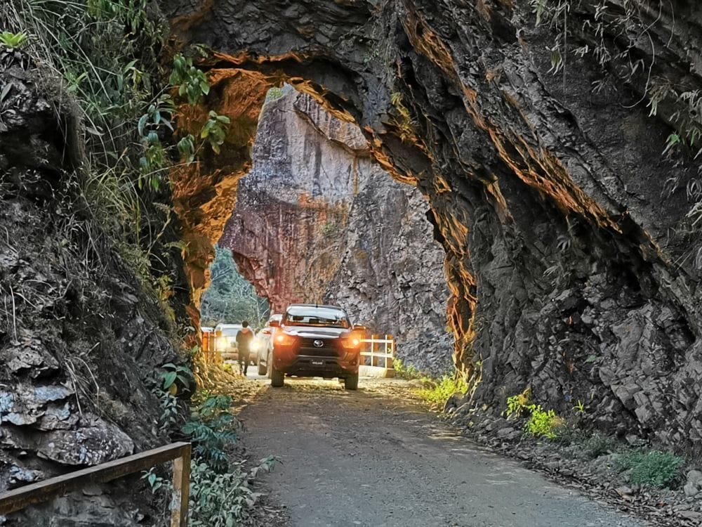 ¿Por qué Toyota quiere llevarte a vivir nuevas experiencias fuera del asfalto? V12MAGAZINE Expedición Toyota. Durante años, la relación entre una marca y sus clientes terminaba cuando el vehículo salía del concesionario. Hoy la historia es diferente. Los fabricantes buscan construir comunidades, generar experiencias y demostrar que un automóvil puede ofrecer mucho más que un medio de transporte. V12MAGAZINE