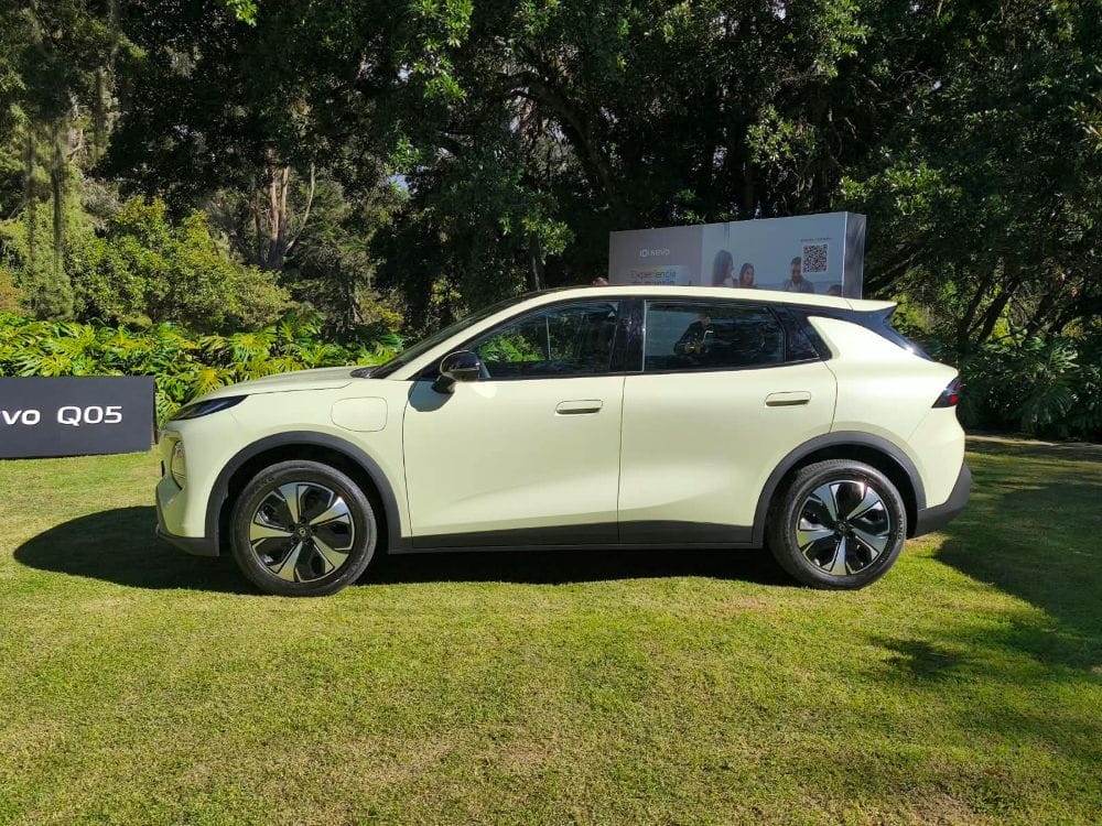 NEVO Q05 llega a Colombia con 455 km de autonomía NEDC, pero su verdadero desafío está en otro lugar: demostrar que un eléctrico puede ser una decisión práctica y no solamente tecnológica. V12MAGAZINE