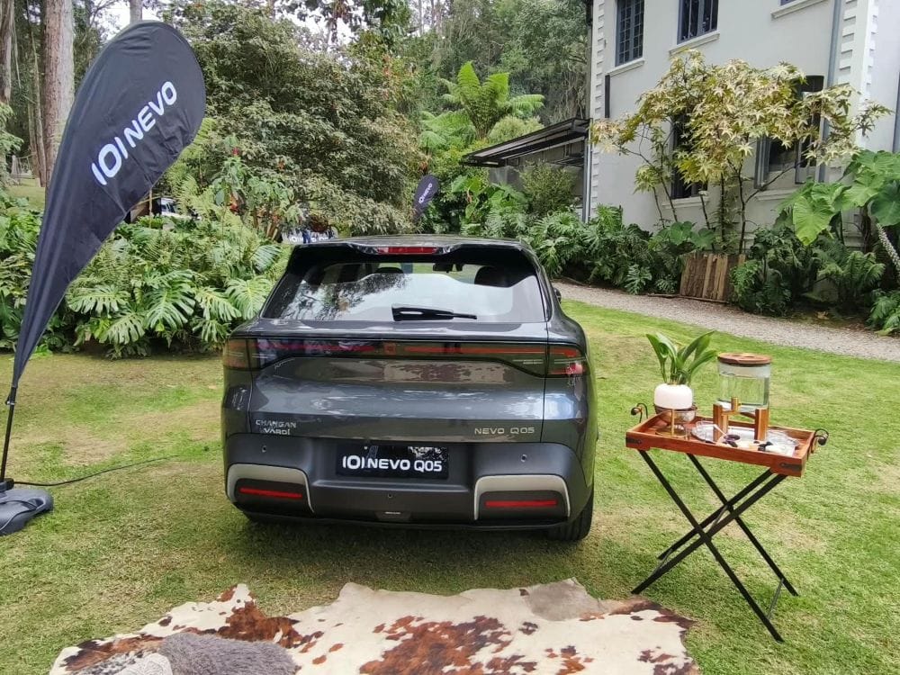 NEVO Q05 llega a Colombia con 455 km de autonomía NEDC, pero su verdadero desafío está en otro lugar: demostrar que un eléctrico puede ser una decisión práctica y no solamente tecnológica. V12MAGAZINE
