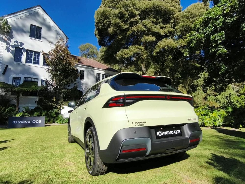 NEVO Q05 llega a Colombia con 455 km de autonomía NEDC, pero su verdadero desafío está en otro lugar: demostrar que un eléctrico puede ser una decisión práctica y no solamente tecnológica. V12MAGAZINE