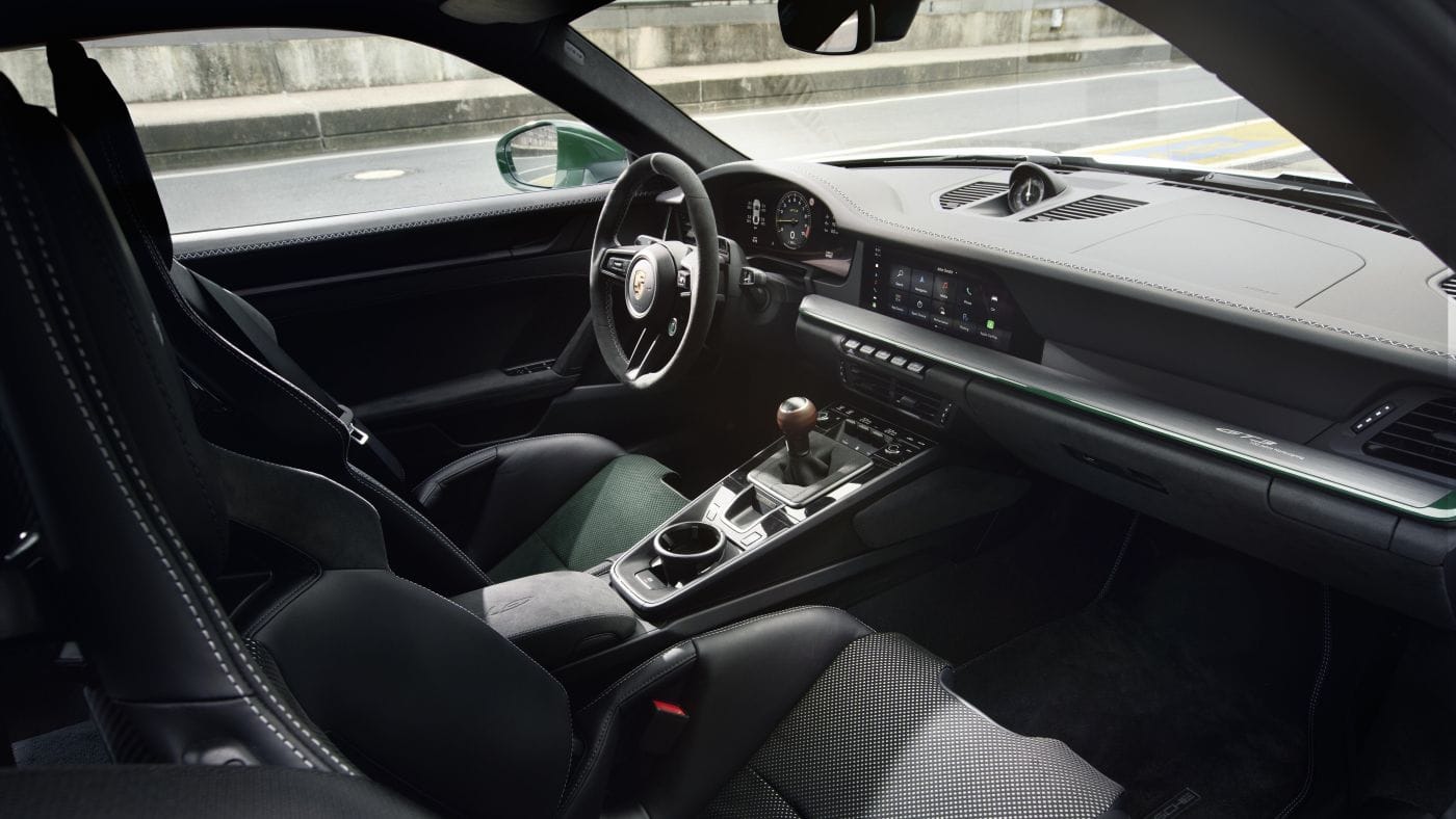 Este es el Porsche 911 GT3 que convierte 100 años de Nürburgring en una pieza de colección V12MAGAZINE Porsche 911 GT3 100 Jahre Nürburgring es el homenaje de Porsche al circuito que durante décadas ha puesto a prueba sus deportivos más extremos. V12MAGAZINE
