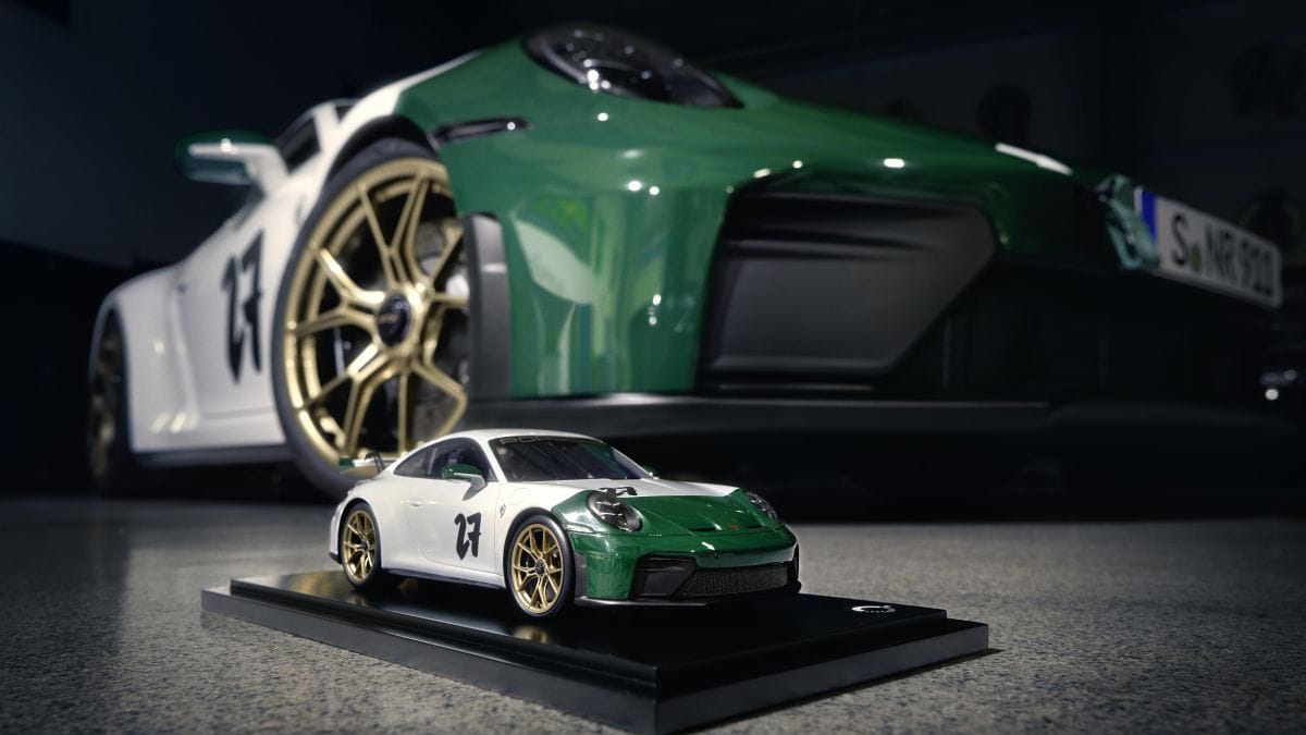 Este es el Porsche 911 GT3 que convierte 100 años de Nürburgring en una pieza de colección V12MAGAZINE Porsche 911 GT3 100 Jahre Nürburgring es el homenaje de Porsche al circuito que durante décadas ha puesto a prueba sus deportivos más extremos. V12MAGAZINE