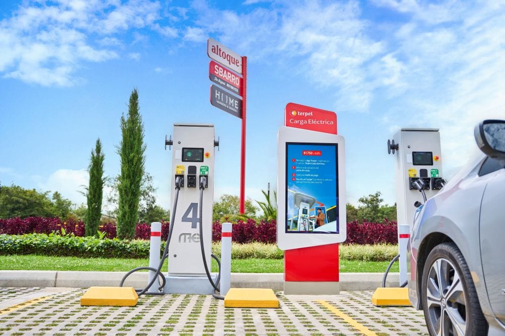 Terpel puso en marcha el cargador ultrarrápido más potente de Colombia. La nueva infraestructura promete reducir los tiempos de recarga hasta en un 50 % y fortalece el crecimiento de la movilidad eléctrica en el país. V12MAGAZINE