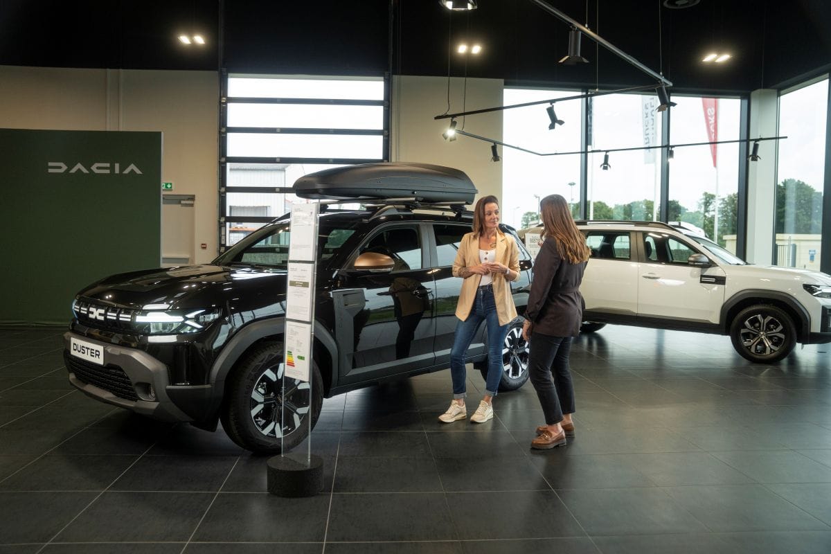 Renault Group acelera su transformación: más de la mitad de sus ventas en Europa ya son electrificadas V12MAGAZINE Renault Group cerró un sólido primer semestre de 2026, pero la verdadera noticia está en su transformación. La electrificación ya representa el 52 % de sus ventas en Europa y la marca acelera el lanzamiento de una nueva generación de modelos. V12MAGAZINE