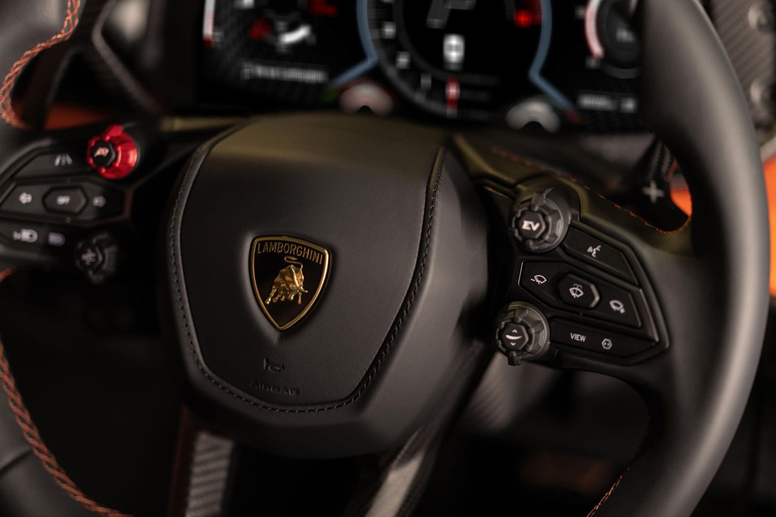 Lamborghini celebra los 60 años del legendario Miura con una edición limitada del Revuelto. Solo se fabricarán 99 unidades que combinan el diseño del primer superdeportivo de la historia con un V12 híbrido de 1.015 caballos. V12MAGAZINE
