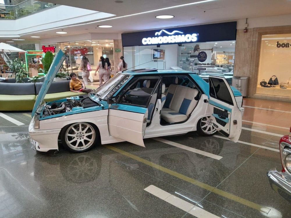 Auto antiguo más bello de Colombia: Medellín prepara una elección que promete generar polémicas V12MAGAZINE Auto antiguo más bello de Colombia será el título que estará en juego en Medellín, donde 40 vehículos clásicos competirán por convertirse en la joya automotriz favorita del país. V12MAGAZINE