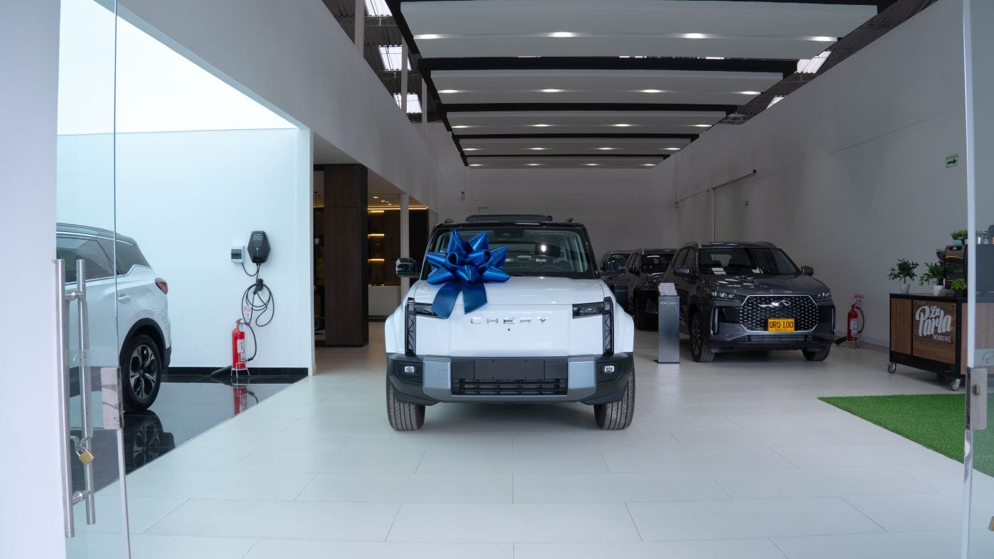 La llegada de Chery a Autonal refleja un cambio en la estrategia de los concesionarios colombianos, que buscan fortalecer su oferta de vehículos electrificados en un mercado donde las marcas chinas ganan cada vez más protagonismo. V12MAGAZINE