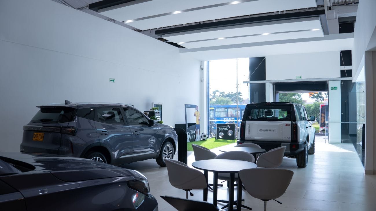 La llegada de Chery a Autonal refleja un cambio en la estrategia de los concesionarios colombianos, que buscan fortalecer su oferta de vehículos electrificados en un mercado donde las marcas chinas ganan cada vez más protagonismo. V12MAGAZINE