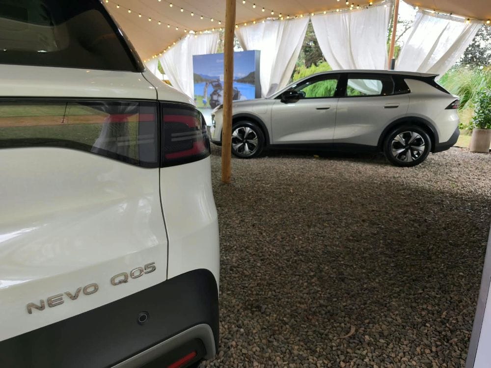 NEVO Q05 llega a Colombia con 455 km de autonomía NEDC, pero su verdadero desafío está en otro lugar: demostrar que un eléctrico puede ser una decisión práctica y no solamente tecnológica. V12MAGAZINE