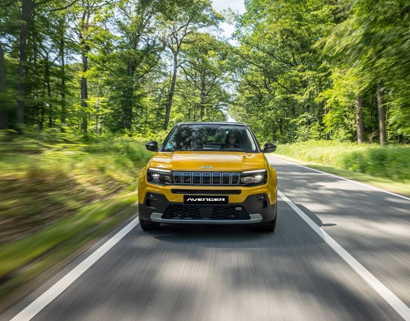 ¿Puede Jeep electrificarse sin perder su espíritu de aventura? V12MAGAZINE Jeep cumple 85 años en plena transformación de la industria y encuentra en la tecnología híbrida un puente entre su legado de aventura y las nuevas necesidades de los conductores. V12MAGAZINE