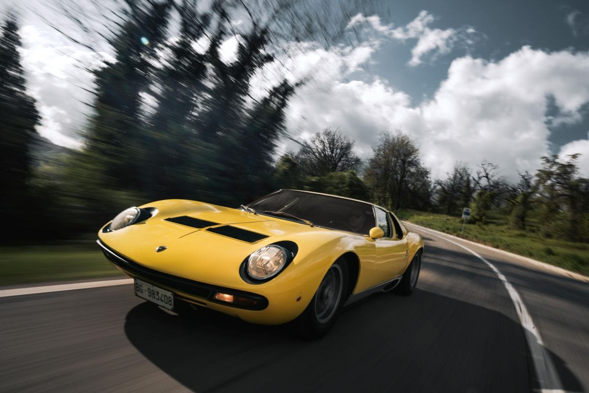 Lamborghini celebra los 60 años del legendario Miura con una edición limitada del Revuelto. Solo se fabricarán 99 unidades que combinan el diseño del primer superdeportivo de la historia con un V12 híbrido de 1.015 caballos. V12MAGAZINE